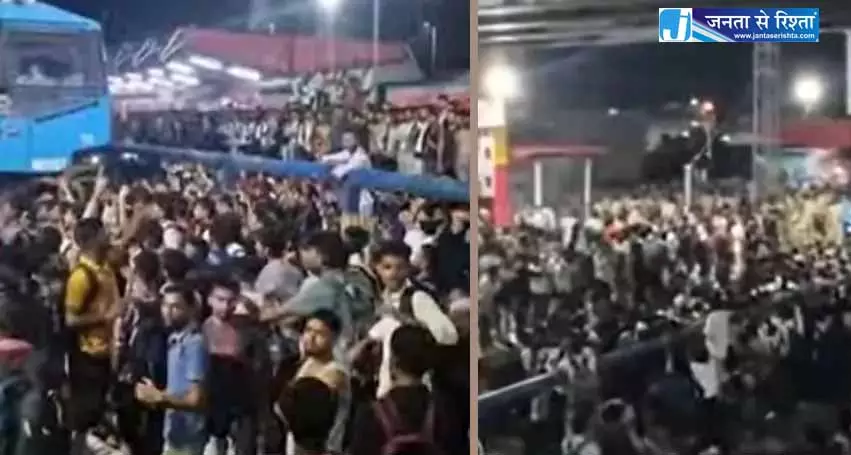 रेलवे स्टेशन में जमकर हंगामा और तोड़फोड़-पथराव, भर्ती परीक्षा देने जा रहे अभ्यर्थियों पर आरोप रेलवे स्टेशन में जमकर हंगामा और तोड़फोड़-पथराव, भर्ती परीक्षा देने जा रहे अभ्यर्थियों पर आरोप