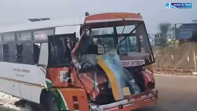 20 यात्री घायल, ट्रक से बस की भिड़ंत 20 यात्री घायल, ट्रक से बस की भिड़ंत