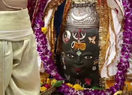 बाबा महाकाल का राजा स्वरूप में किया गया श्रृंगार, भस्म आरती में शामिल हुए हजारों श्रद्धालु बाबा महाकाल का राजा स्वरूप में किया गया श्रृंगार, भस्म आरती में शामिल हुए हजारों श्रद्धालु
