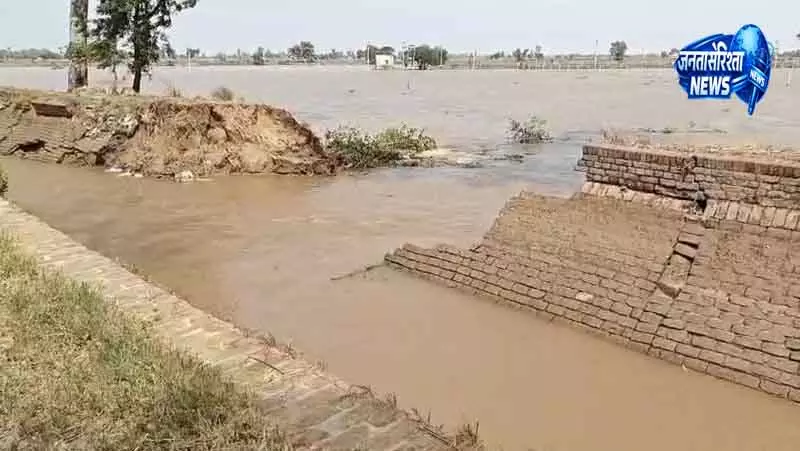 Faridkot में नहर टूटने से भीषण बाढ़ Faridkot में नहर टूटने से भीषण बाढ़