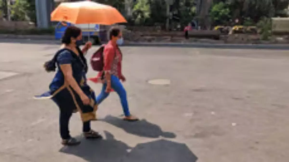 Mumbai : मानसून की देरी के बीच गर्म और उमस भरा मौसम, हल्की बारिश की संभावना Mumbai : मानसून की देरी के बीच गर्म और उमस भरा मौसम, हल्की बारिश की संभावना