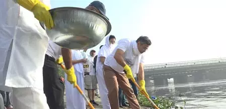 यमुना सफाई अभियान में शामिल हुए मंत्री प्रवेश वर्मा और वीरेंद्र सचदेवा, कहा- यमुना को स्वच्छ बनाने में कोई कसर नहीं छोड़ेंगे यमुना सफाई अभियान में शामिल हुए मंत्री प्रवेश वर्मा और वीरेंद्र सचदेवा, कहा- यमुना को स्वच्छ बनाने में कोई कसर नहीं छोड़ेंगे