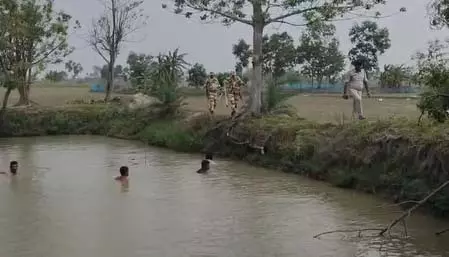 पश्चिम बंगाल के गोसाबा में तालाब से बरामद हुए हथियार, जांच में जुटी पुलिस पश्चिम बंगाल के गोसाबा में तालाब से बरामद हुए हथियार, जांच में जुटी पुलिस