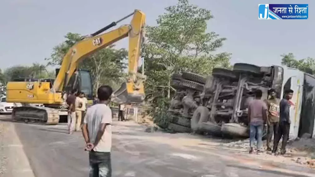 कटघोरा में बड़ा हादसा, राखड़ लोड ट्रक पलटा कटघोरा में बड़ा हादसा, राखड़ लोड ट्रक पलटा