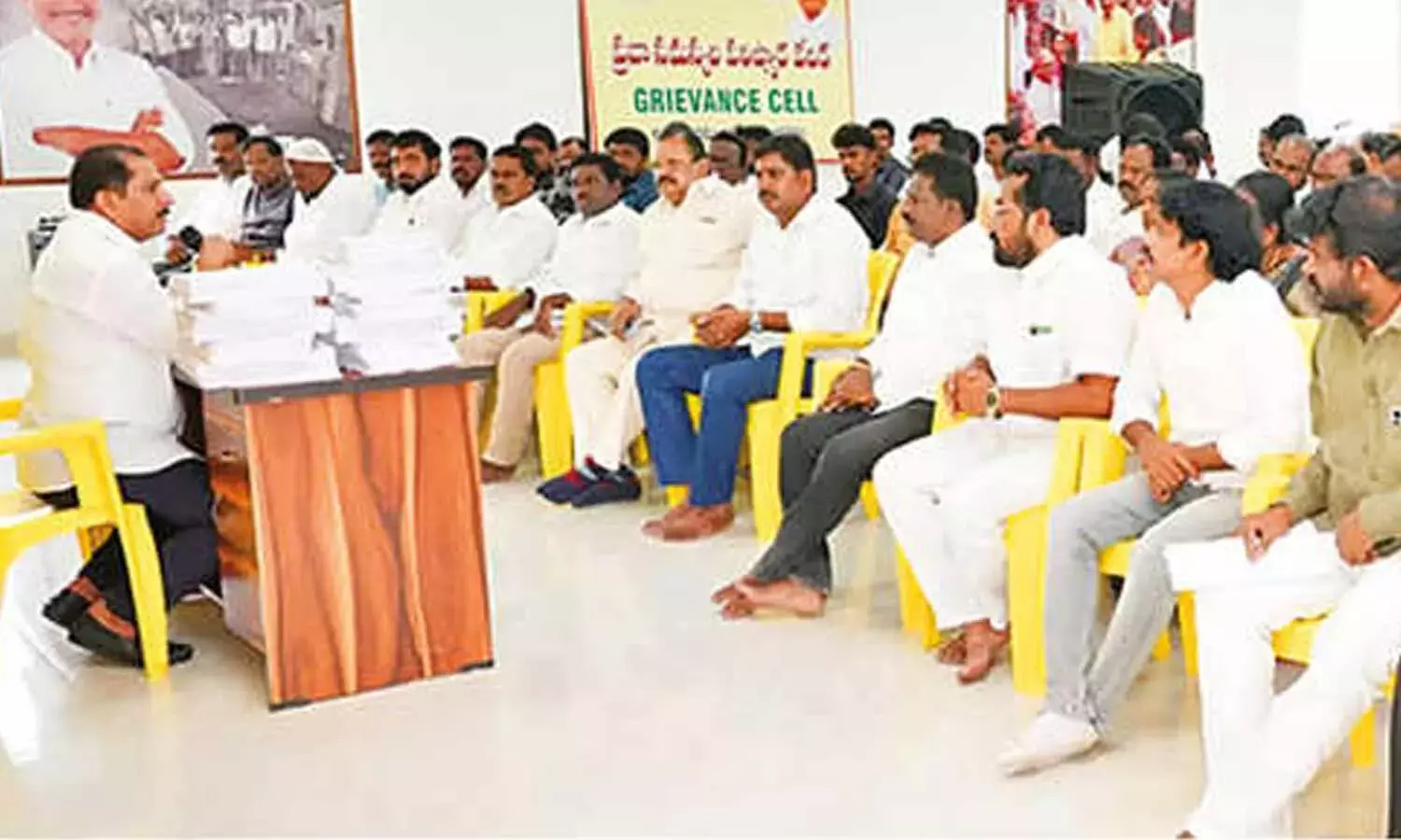 विधायक ने YSRCP के ‘हिंसक विरोध-प्रदर्शन’ की निंदा की विधायक ने YSRCP के ‘हिंसक विरोध-प्रदर्शन’ की निंदा की