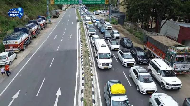 Mandi में पर्यटकों की भीड़ से भारी ट्रैफिक जाम Mandi में पर्यटकों की भीड़ से भारी ट्रैफिक जाम