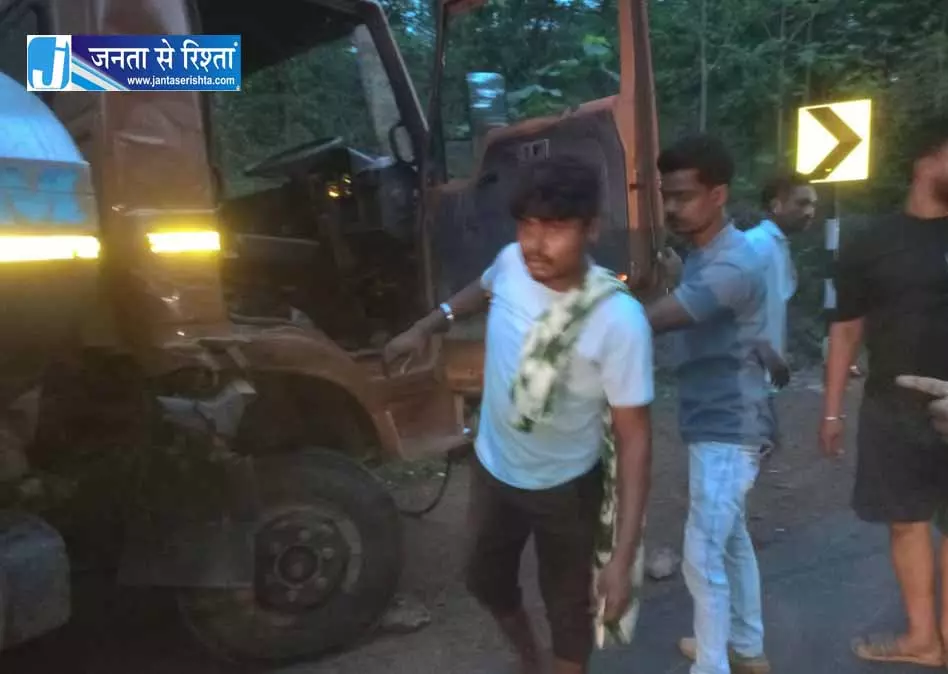 जगदलपुर में टैंकर और ट्रक आमने-सामने टकराए, दो घायल जगदलपुर में टैंकर और ट्रक आमने-सामने टकराए, दो घायल