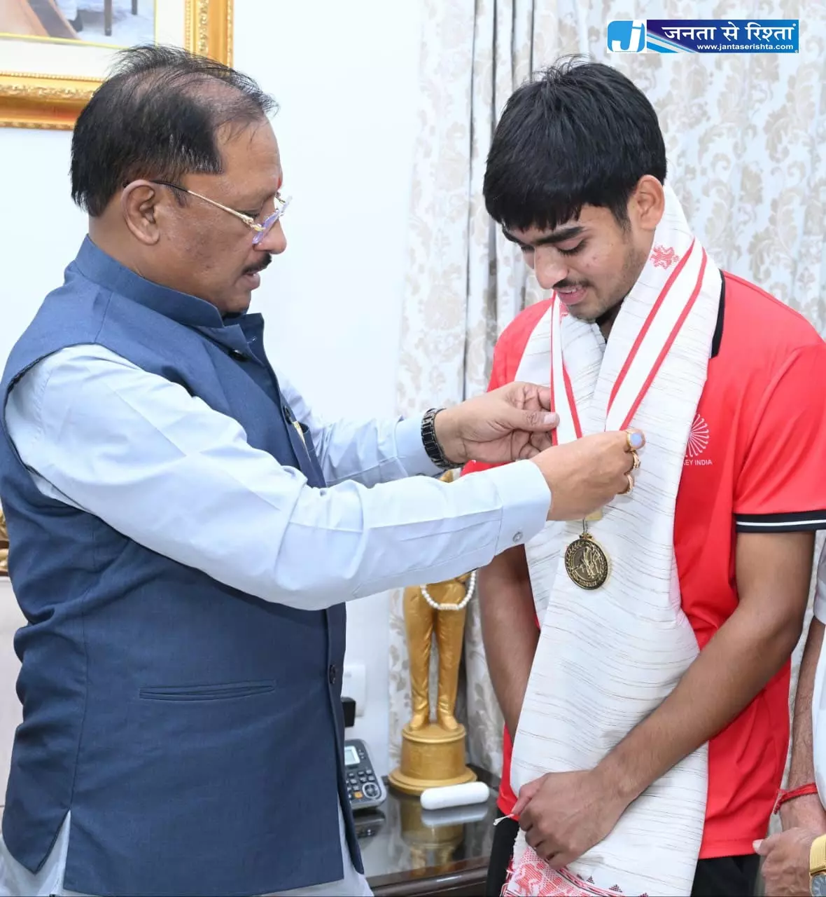 अंडर-18 एशिया कप विजेता हॉकी खिलाड़ी अवि मानिकपुरी ने CM साय से की सौजन्य भेंट अंडर-18 एशिया कप विजेता हॉकी खिलाड़ी अवि मानिकपुरी ने CM साय से की सौजन्य भेंट