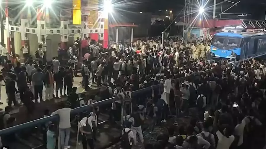 Patna : पाटलिपुत्र रेलवे स्टेशन पर भर्ती अभ्यर्थियों का हंगामा Patna : पाटलिपुत्र रेलवे स्टेशन पर भर्ती अभ्यर्थियों का हंगामा