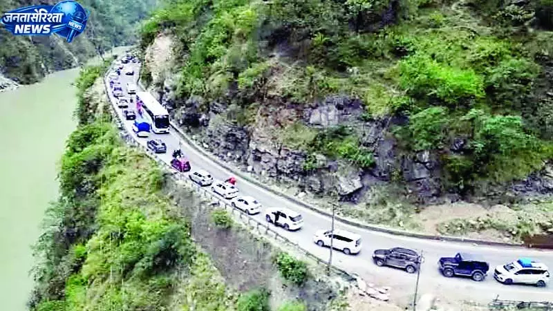 मनाली की ओर पर्यटकों के रुख से पंडोह से औट हाई-वे जाम मनाली की ओर पर्यटकों के रुख से पंडोह से औट हाई-वे जाम
