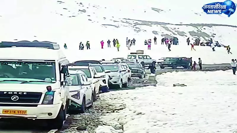 पहाडिय़ों पर बरसी चांदी, मैदानों में पानी पहाडिय़ों पर बरसी चांदी, मैदानों में पानी