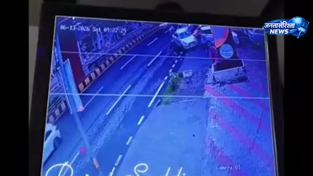 Bengaluru में सड़क हादसा, कार पलटी; एक की मौत, तीन घायल Bengaluru में सड़क हादसा, कार पलटी; एक की मौत, तीन घायल