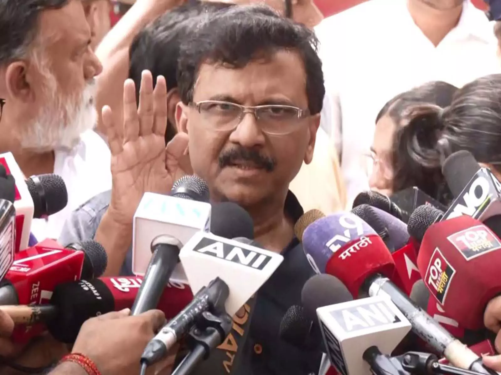 उद्धव ठाकरे की बैठक में सभी 9 सांसद शामिल, ‘ऑप टाइगर’ की अटकलों को संजय राउत ने किया खारिज उद्धव ठाकरे की बैठक में सभी 9 सांसद शामिल, ‘ऑप टाइगर’ की अटकलों को संजय राउत ने किया खारिज