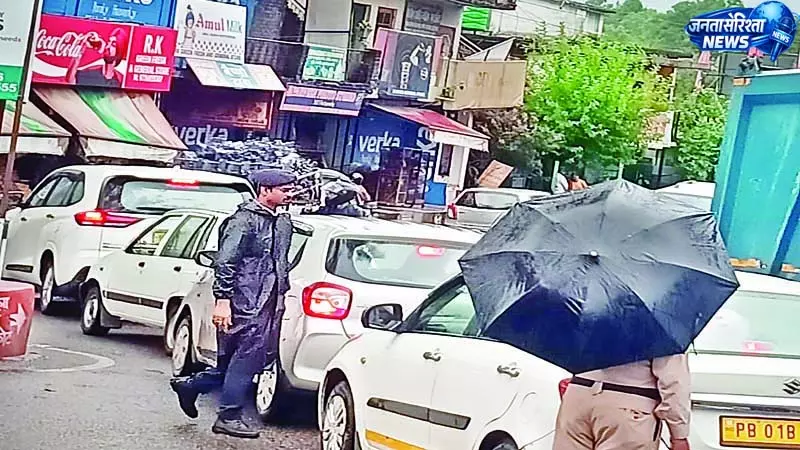 घुरकड़ी चौक के जाम से हर कोई बेहाल घुरकड़ी चौक के जाम से हर कोई बेहाल