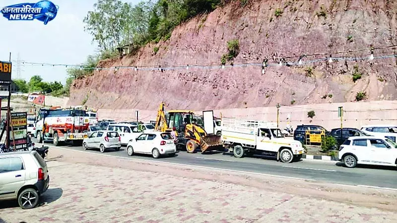 कुल्लू-मनाली की ओर लगी दौड़, सैलानियों की भीड़ से फोरलेन जाम कुल्लू-मनाली की ओर लगी दौड़, सैलानियों की भीड़ से फोरलेन जाम