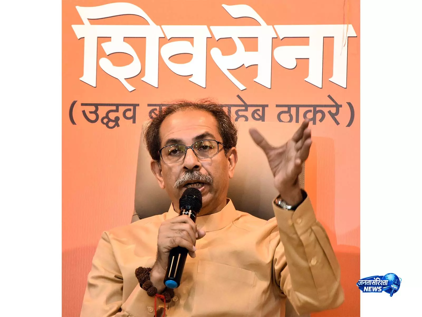 उद्धव ठाकरे की Matoshree में सांसदों के साथ बैठक उद्धव ठाकरे की Matoshree में सांसदों के साथ बैठक