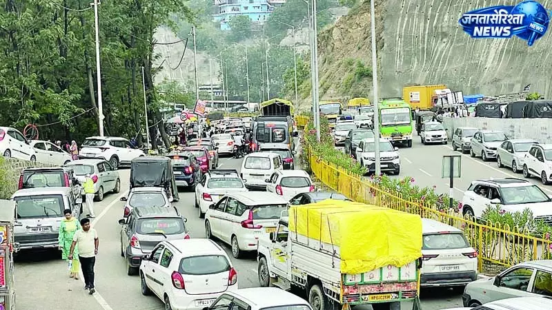 बारिश हुई, सैलानी आए, पर ट्रैफिक जाम ने बिगाड़ा काम बारिश हुई, सैलानी आए, पर ट्रैफिक जाम ने बिगाड़ा काम