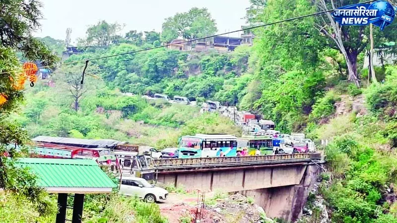 बैजनाथ-पपरोला में घंटों ट्रैफिक जाम सडक़ों पर गाडिय़ों की लंबी कतारें बैजनाथ-पपरोला में घंटों ट्रैफिक जाम सडक़ों पर गाडिय़ों की लंबी कतारें