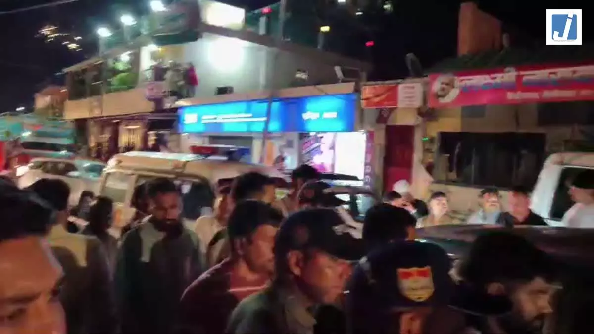 छेड़छाड़ के मामले में दो पुलिसकर्मियों पर कसा शिकंजा, मचा हड़कंप छेड़छाड़ के मामले में दो पुलिसकर्मियों पर कसा शिकंजा, मचा हड़कंप