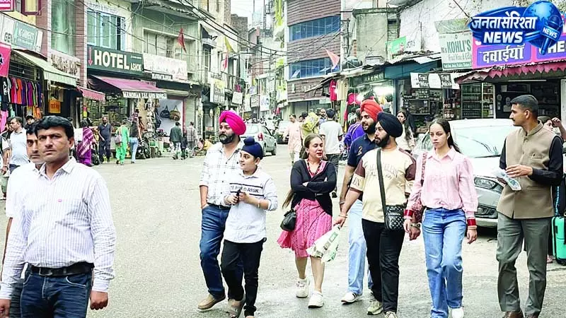 सोलन-कसौली-चायल में उमड़ी पर्यटकों की भीड़ सोलन-कसौली-चायल में उमड़ी पर्यटकों की भीड़