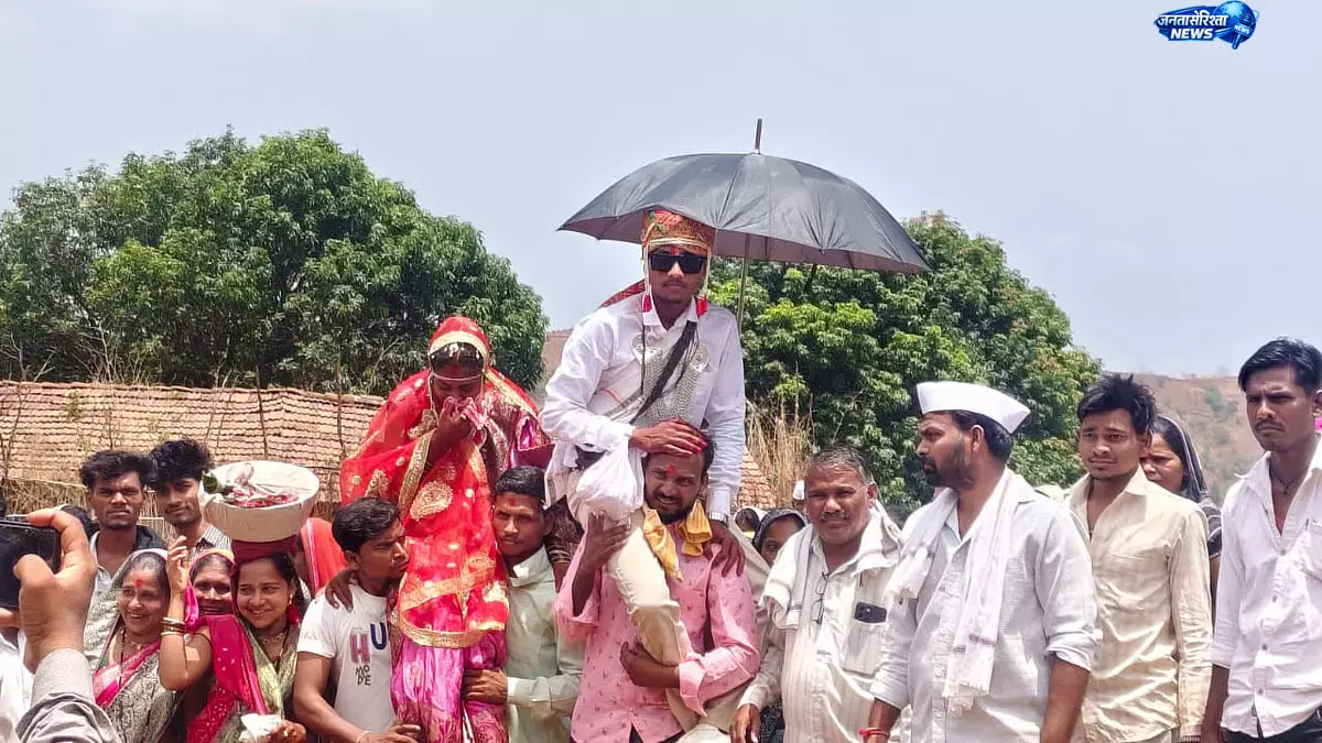 Akkalkuva गांव में खराब सड़क से दूल्हा-दुल्हन को कंधों पर घर ले जाना पड़ा Akkalkuva गांव में खराब सड़क से दूल्हा-दुल्हन को कंधों पर घर ले जाना पड़ा