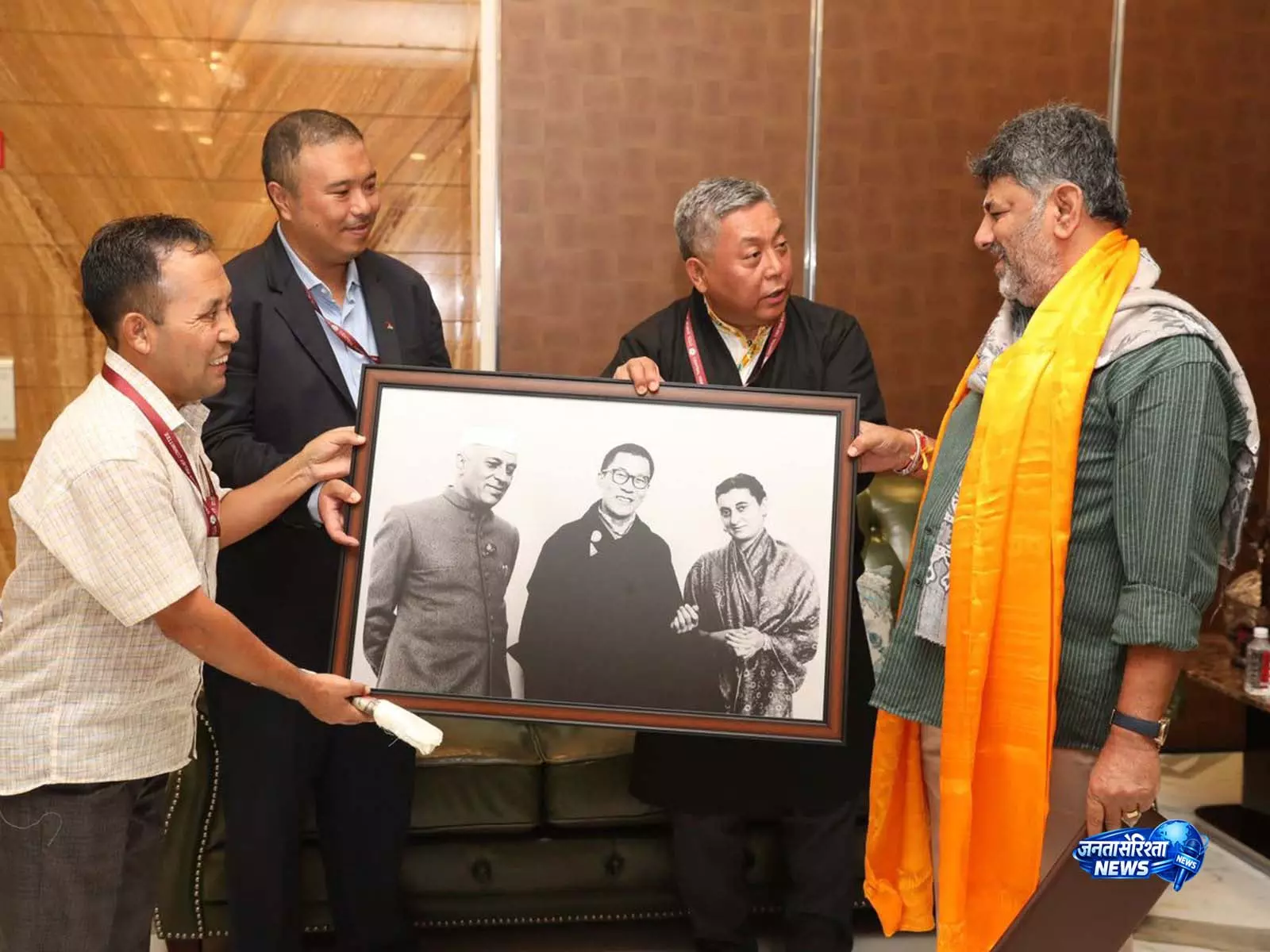 तिब्बती प्रशासन के प्रतिनिधि ने कर्नाटक CM से की मुलाकात, दलाई लामा के संदेश दिए तिब्बती प्रशासन के प्रतिनिधि ने कर्नाटक CM से की मुलाकात, दलाई लामा के संदेश दिए