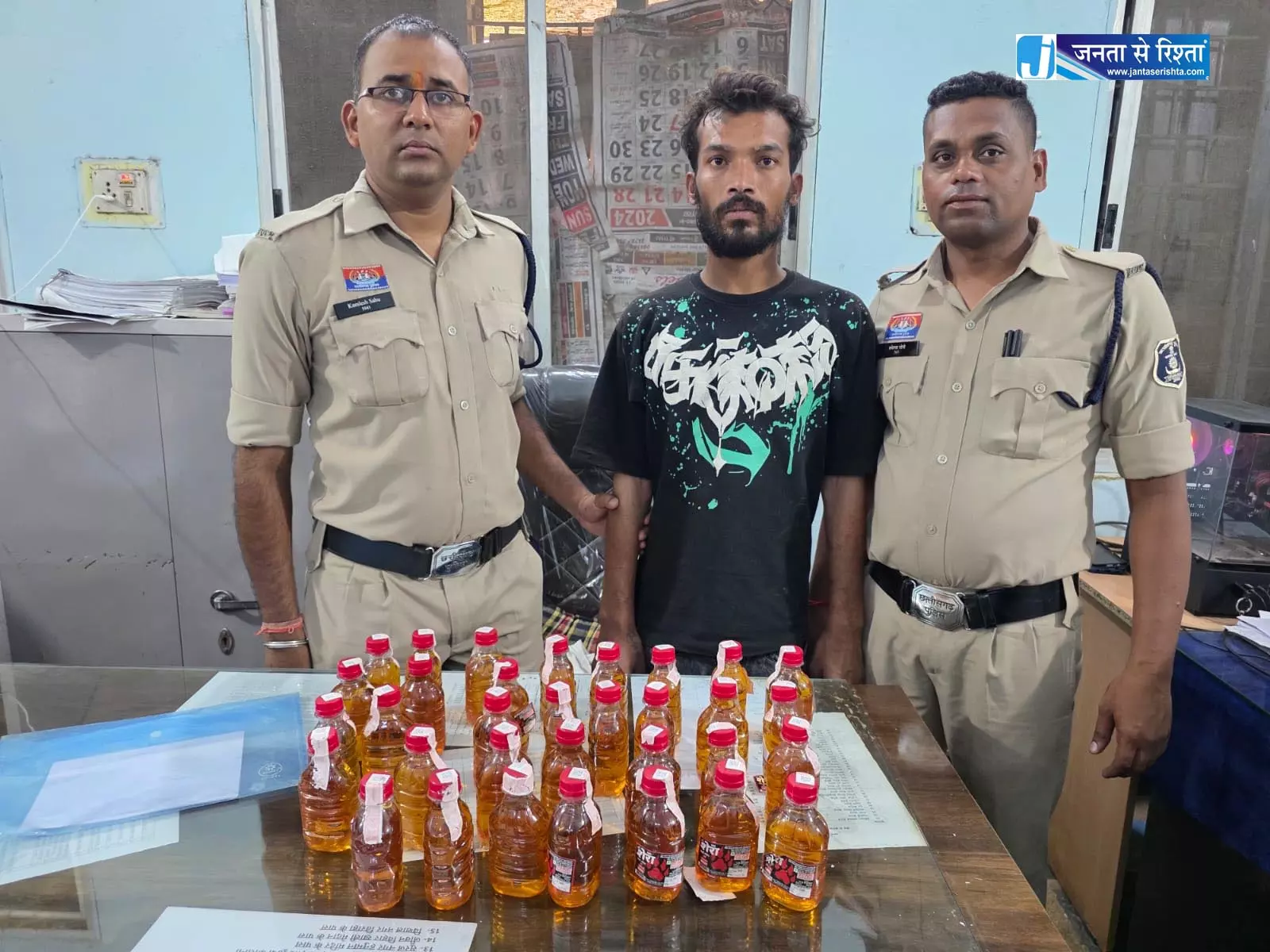 तेलीबांधा केनाल रोड के पास शराब बेच रहा युवक गिरफ्तार तेलीबांधा केनाल रोड के पास शराब बेच रहा युवक गिरफ्तार