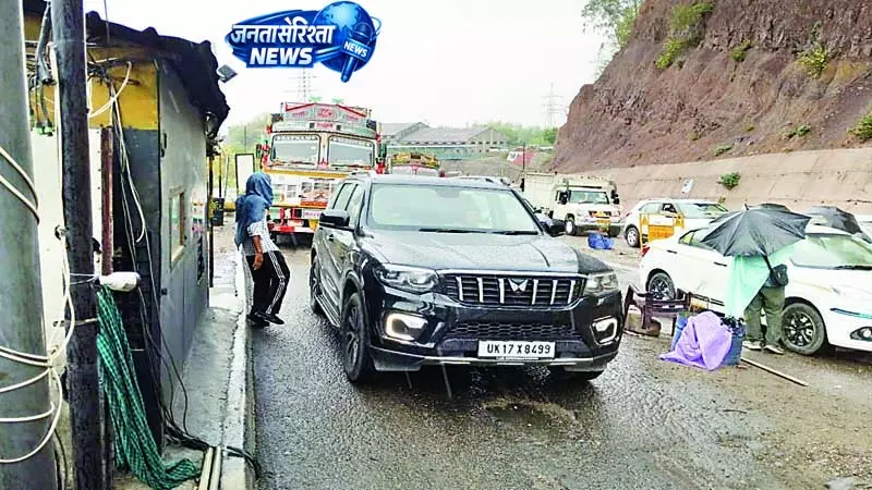गरामोड़ा बैरियर पर वसूली पर बवाल गरामोड़ा बैरियर पर वसूली पर बवाल