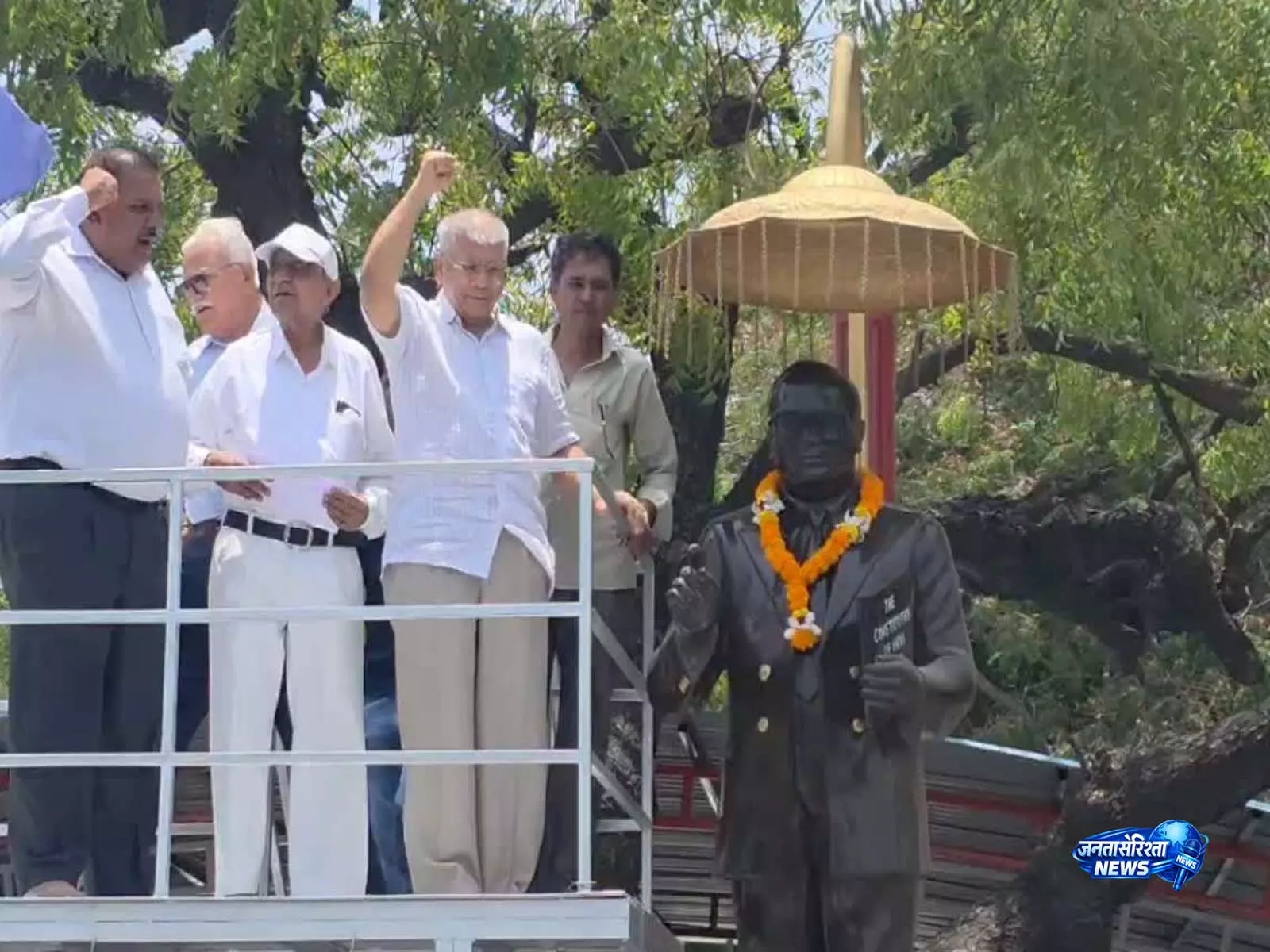 जामनगर में Prakash Ambedkar का दौरा, बाबासाहेब की प्रतिमा पर अर्पित की पुष्पांजलि जामनगर में Prakash Ambedkar का दौरा, बाबासाहेब की प्रतिमा पर अर्पित की पुष्पांजलि
