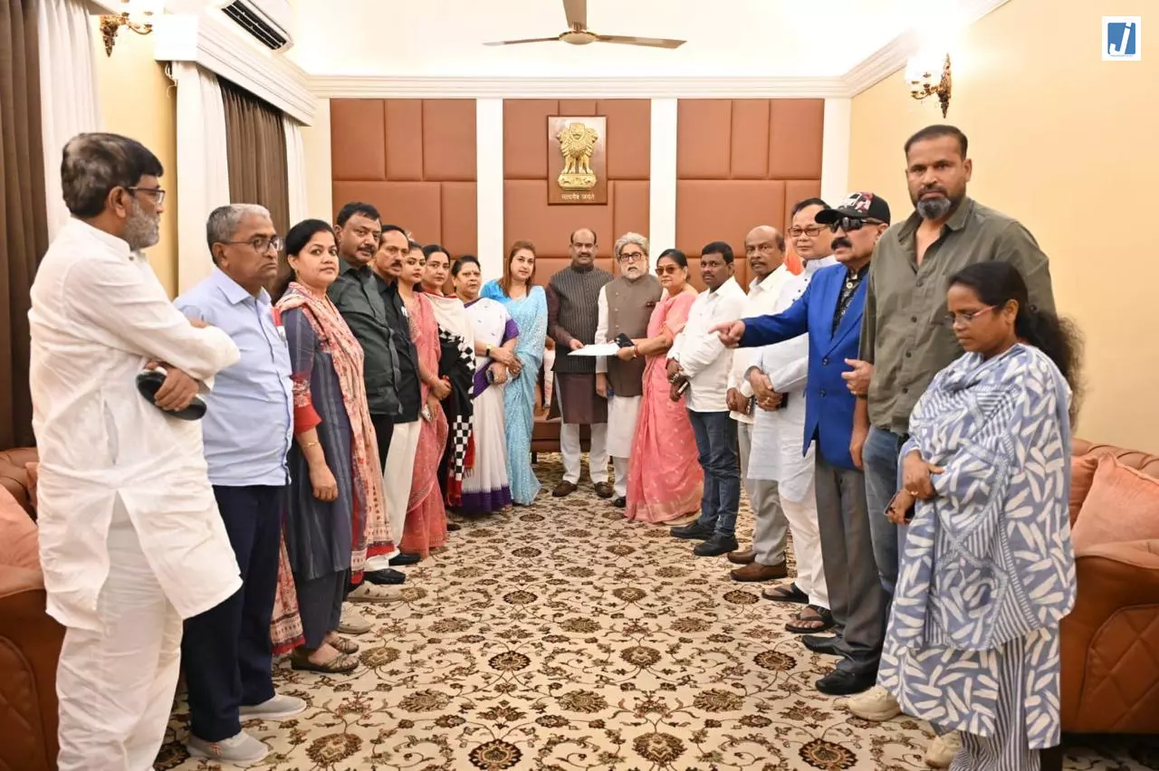टीएमसी सांसदों ने लोकसभा अध्यक्ष ओम बिरला से की मुलाकात, सियासी हलकों में बढ़ी चर्चा टीएमसी सांसदों ने लोकसभा अध्यक्ष ओम बिरला से की मुलाकात, सियासी हलकों में बढ़ी चर्चा