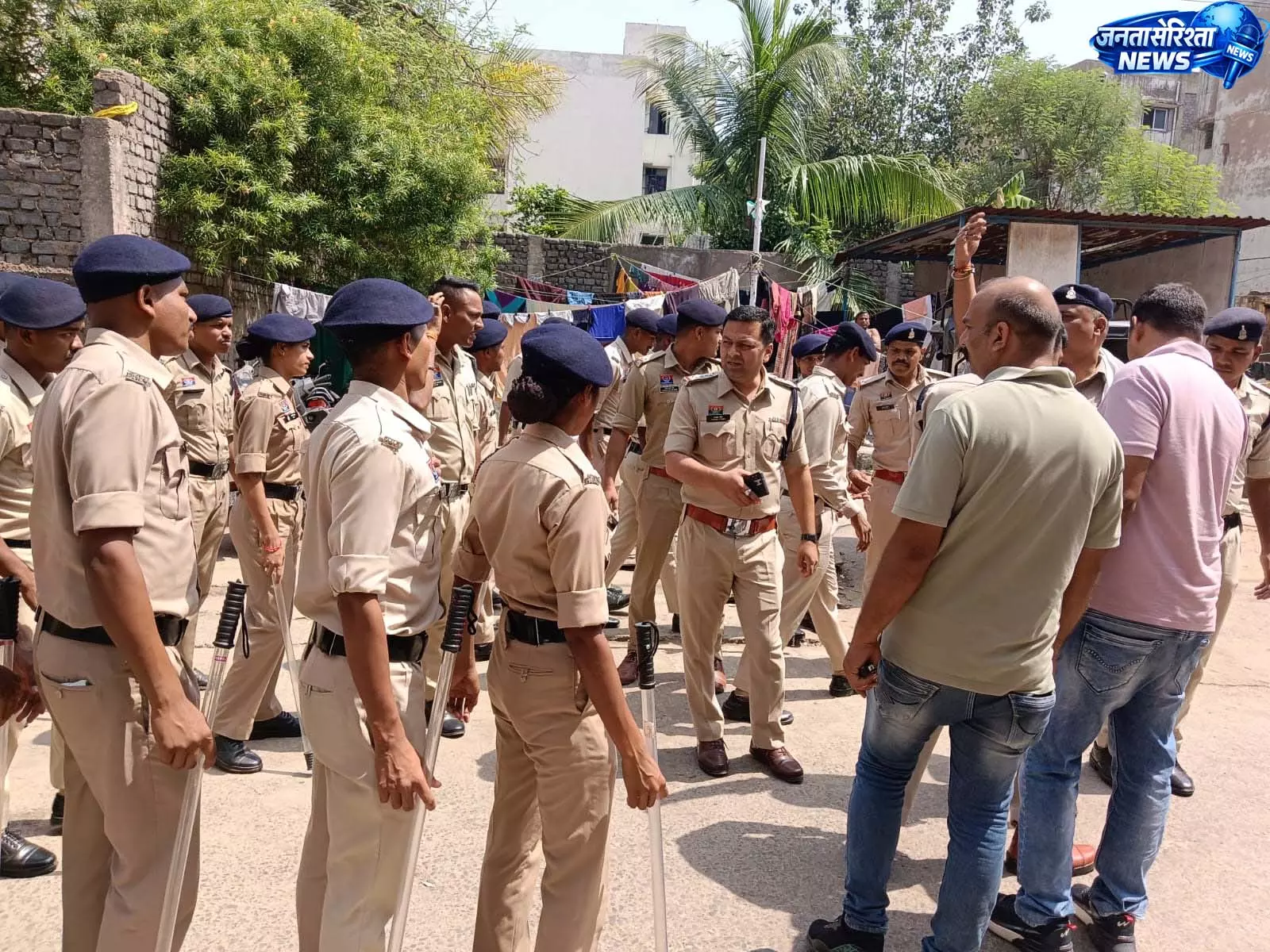 रायपुर के BSUP कॉलोनी में पुलिस का सघन आकस्मिक चेकिंग अभियान रायपुर के BSUP कॉलोनी में पुलिस का सघन आकस्मिक चेकिंग अभियान