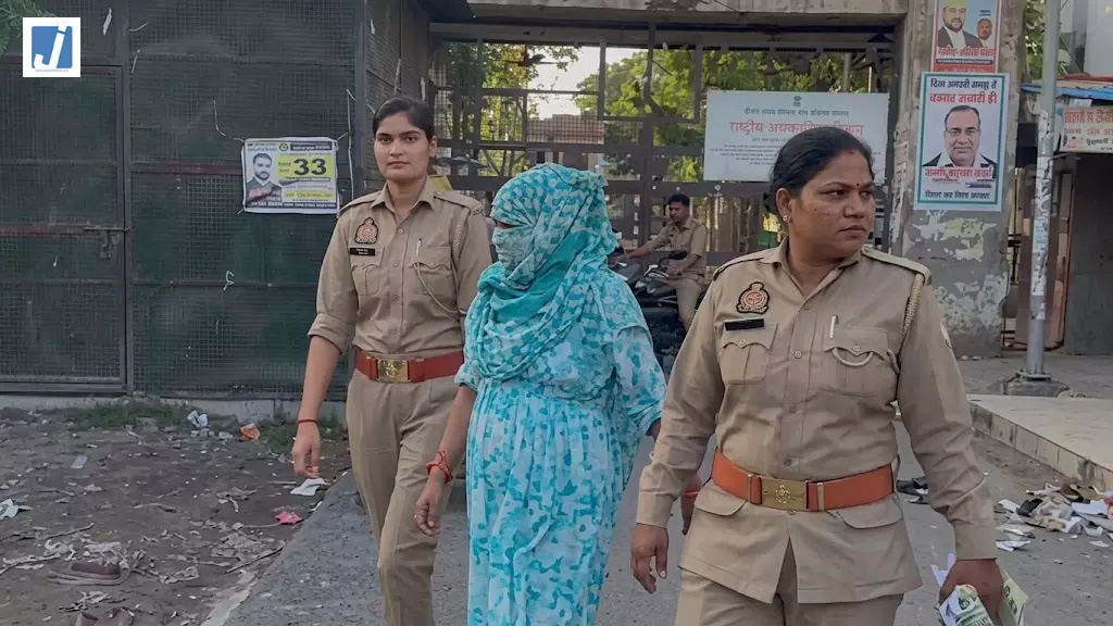 लुटेरी दुल्हन का पर्दाफाश, चार बच्चों की मां निकली दुल्हन, ‘रिया’ बनकर की शादी लुटेरी दुल्हन का पर्दाफाश, चार बच्चों की मां निकली दुल्हन, ‘रिया’ बनकर की शादी