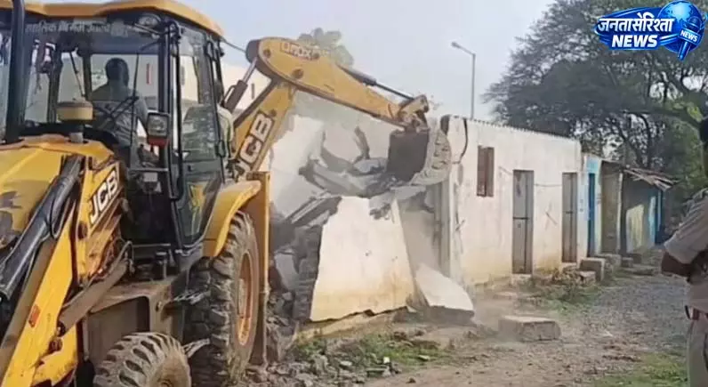 वन भूमि पर बड़ा अतिक्रमण हटाओ अभियान, 17 अवैध मकान बुलडोजर से ध्वस्त वन भूमि पर बड़ा अतिक्रमण हटाओ अभियान, 17 अवैध मकान बुलडोजर से ध्वस्त