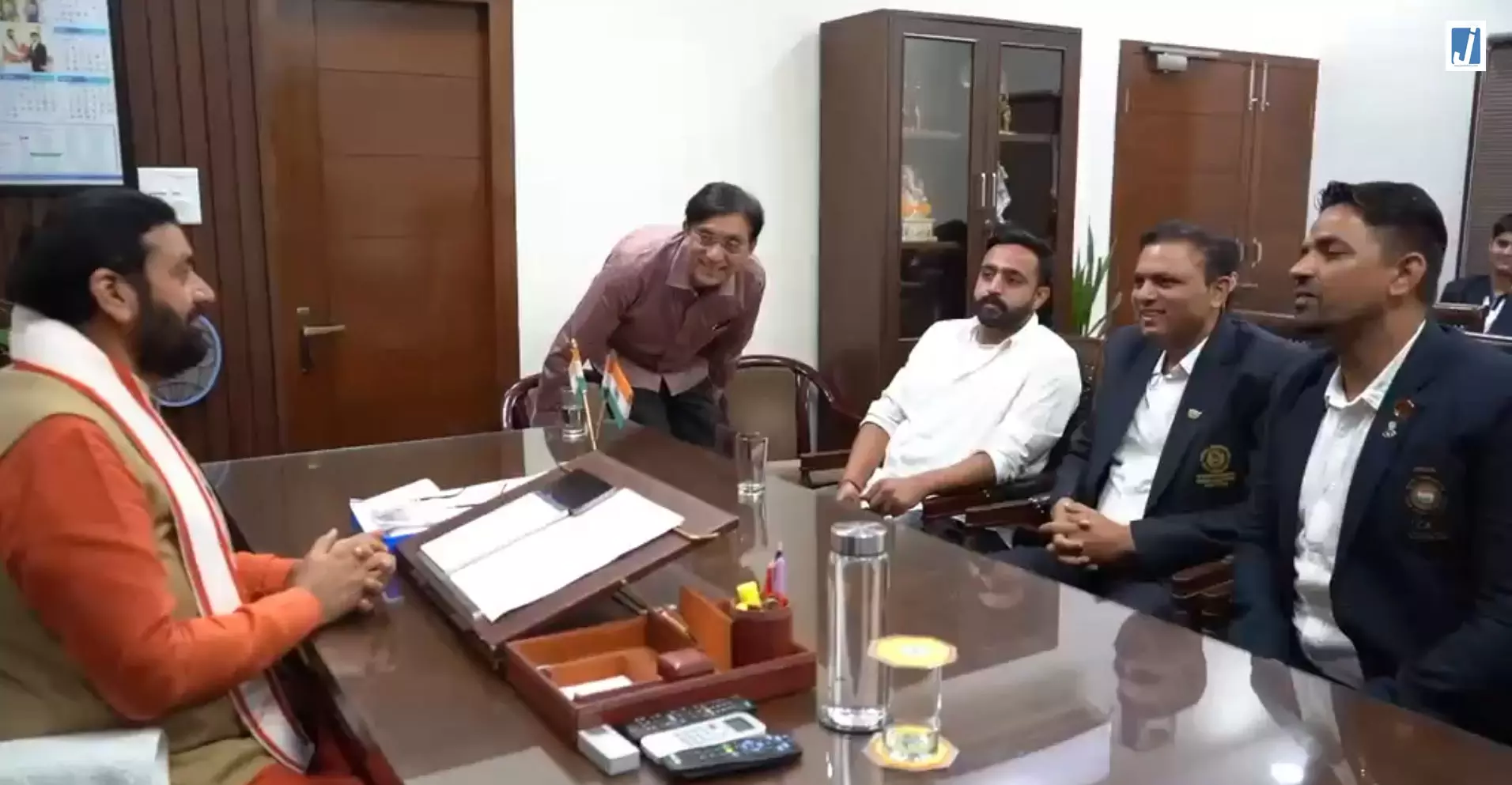 वर्ल्ड चैंपियनशिप से पहले जूनियर महिला हैंडबॉल टीम की सीएम नायब सिंह सैनी से मुलाकात