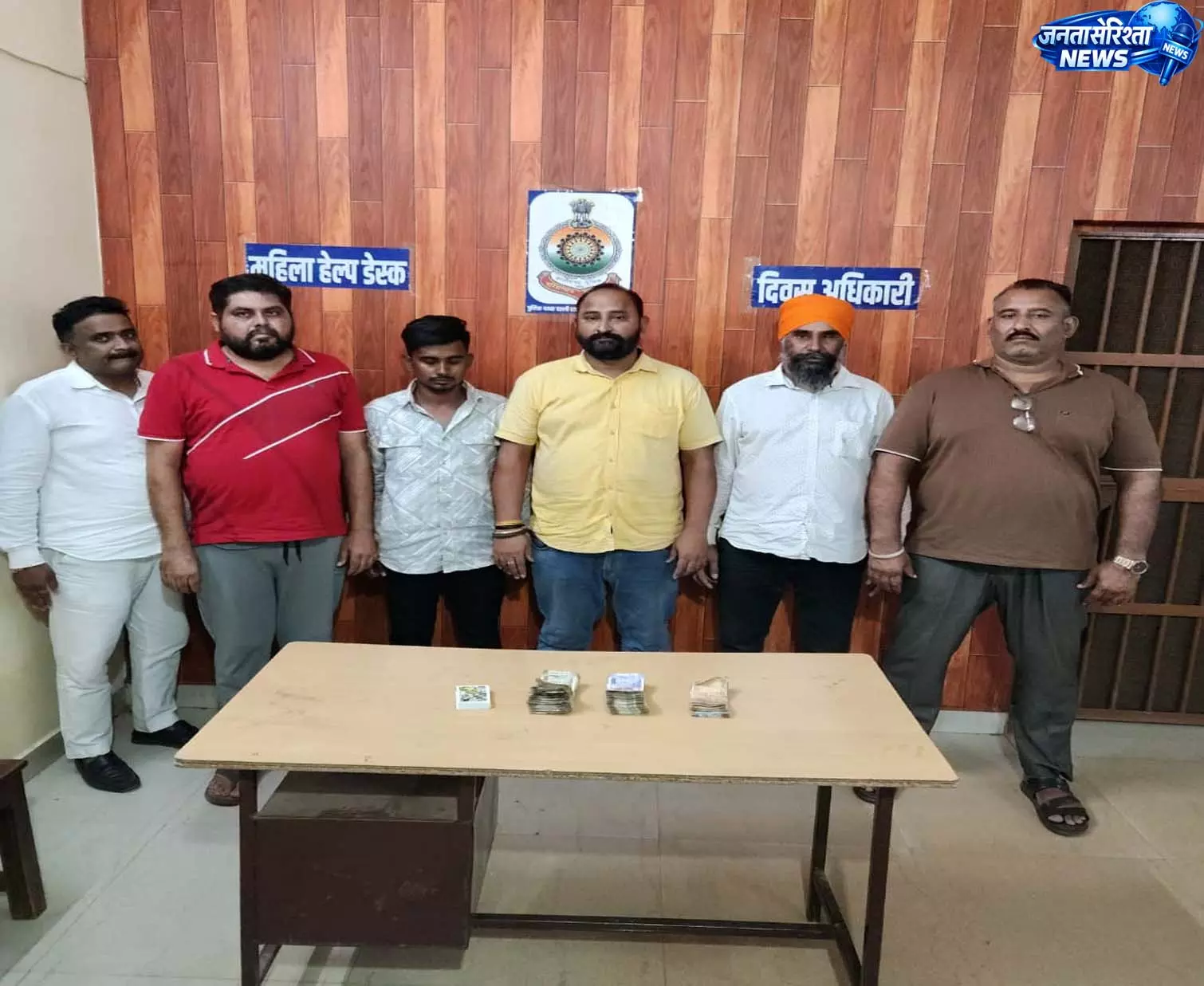 खेत में चल रहा था जुआ फड़, 6 जुआरी गिरफ्तार, 1.10 लाख जब्त खेत में चल रहा था जुआ फड़, 6 जुआरी गिरफ्तार, 1.10 लाख जब्त