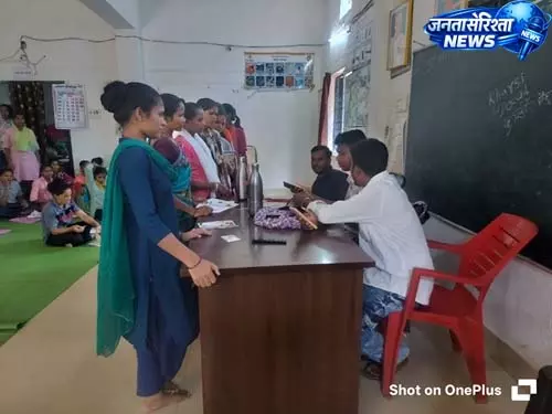 पुनर्वासित युवाओं को मिला स्वास्थ्य सुरक्षा का संबल, 89 हितग्राहियों के बने आयुष्मान कार्ड पुनर्वासित युवाओं को मिला स्वास्थ्य सुरक्षा का संबल, 89 हितग्राहियों के बने आयुष्मान कार्ड