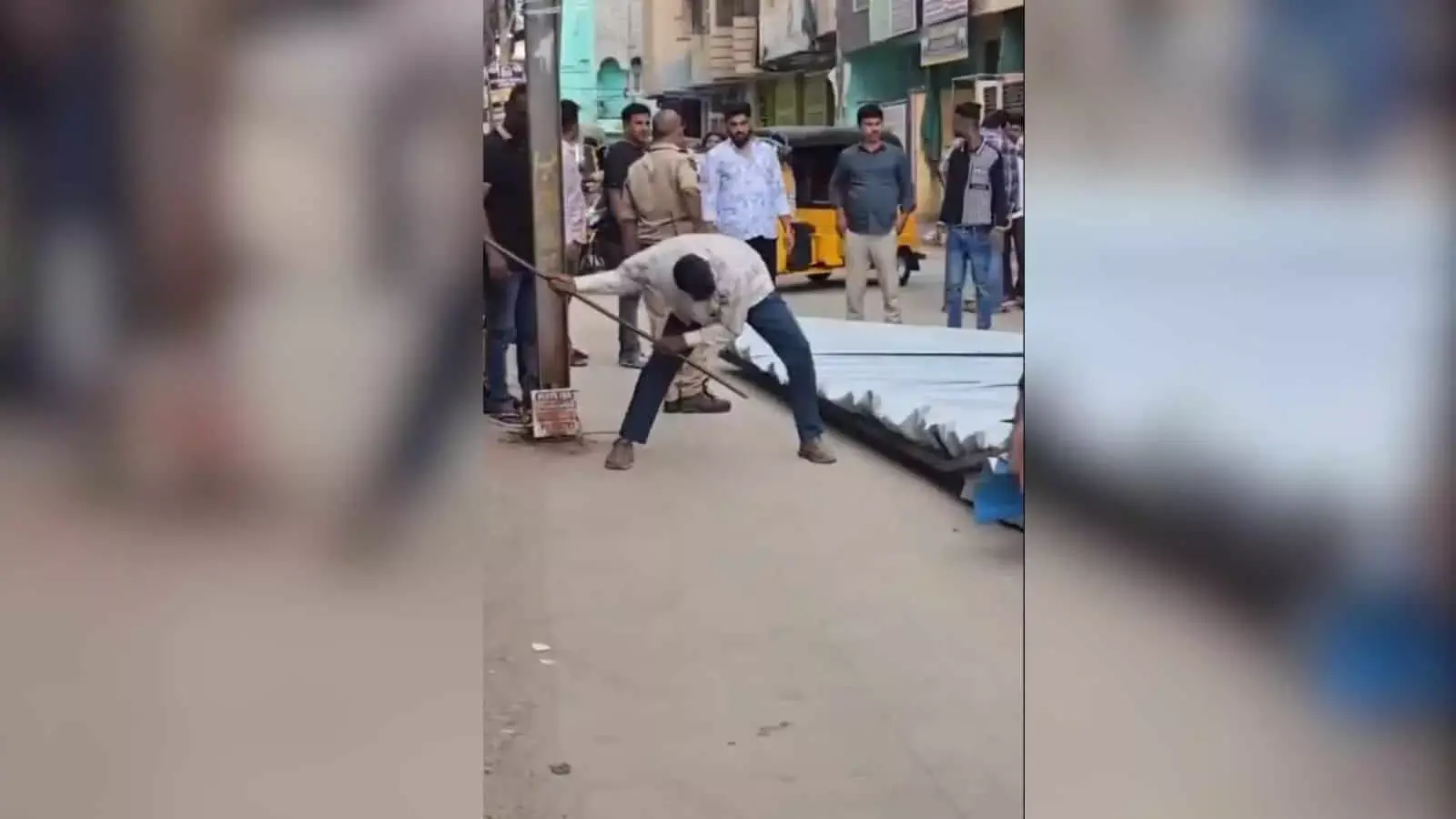टोलीचौकी में चलते बाइकर पर गिरा टिन का शेड, बड़ा हादसा टला