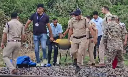 MP: आग लगने की अफ़वाह के बीच ट्रेन से कूदे चार लोग, कुचलकर मौत MP: आग लगने की अफ़वाह के बीच ट्रेन से कूदे चार लोग, कुचलकर मौत