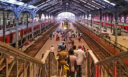 Egmore रेलवे स्टेशन पर नियम उल्लंघन और अव्यवस्था से यात्रियों को हो रही परेशानी Egmore रेलवे स्टेशन पर नियम उल्लंघन और अव्यवस्था से यात्रियों को हो रही परेशानी