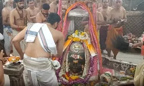 बाबा महाकाल का सोमवती अमावस्या पर भांग से विशेष शृंगार; मस्तक पर श्रीगणेश, त्रिनेत्र से सजे भगवान बाबा महाकाल का सोमवती अमावस्या पर भांग से विशेष शृंगार; मस्तक पर श्रीगणेश, त्रिनेत्र से सजे भगवान