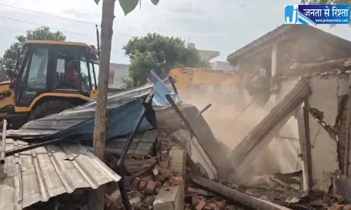 भिलाई में अवैध मदरसे को बुलडोजर से ढहाया गया भिलाई में अवैध मदरसे को बुलडोजर से ढहाया गया