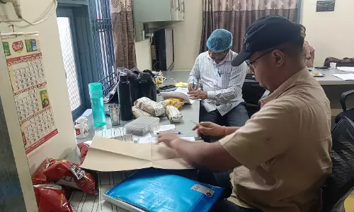 Mumbai: कॉस्मेटिक कारोबारियों पर एफडीए का शिकंजा, जांच तेज Mumbai: कॉस्मेटिक कारोबारियों पर एफडीए का शिकंजा, जांच तेज