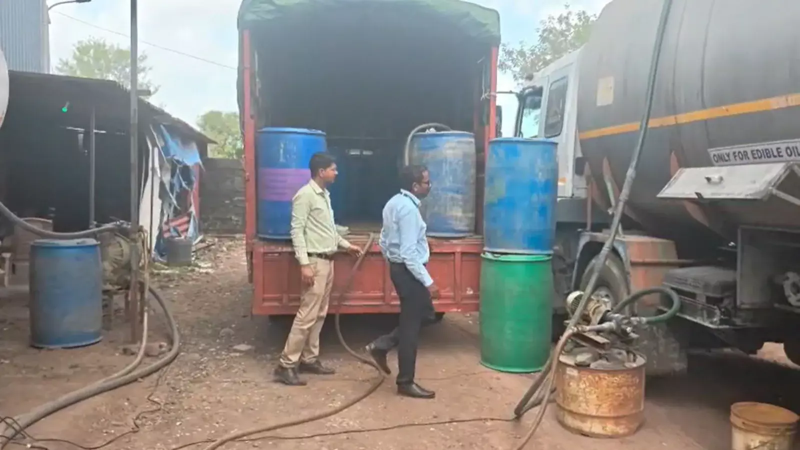 Mumbai: ठाणे में बड़ी कार्रवाई, अवैध हाइड्रोकार्बन ऑयल का भंडार पकड़ा गया Mumbai: ठाणे में बड़ी कार्रवाई, अवैध हाइड्रोकार्बन ऑयल का भंडार पकड़ा गया