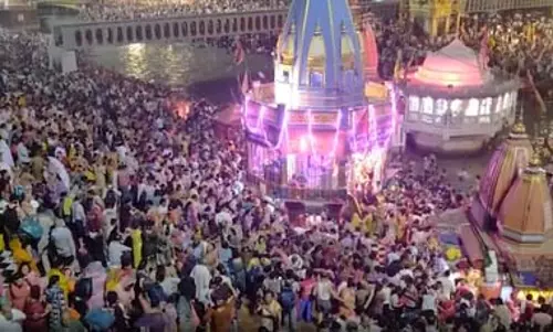 सोमवती अमावस्या पर हरिद्वार में उमड़ा आस्था का सैलाब, लाखों श्रद्धालुओं ने किया गंगा स्नान सोमवती अमावस्या पर हरिद्वार में उमड़ा आस्था का सैलाब, लाखों श्रद्धालुओं ने किया गंगा स्नान
