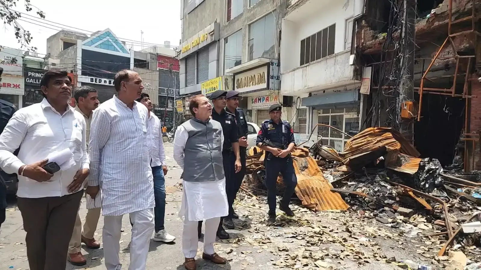 Rohtak: रोहतक में आगजनी के बाद मौके पर पहुंचे कैबिनेट मंत्री Rohtak: रोहतक में आगजनी के बाद मौके पर पहुंचे कैबिनेट मंत्री