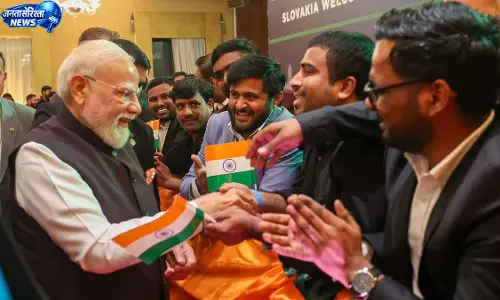 ब्रातिस्लावा में भारतीयों का स्वागत, PM मोदी ने जताया आभार ब्रातिस्लावा में भारतीयों का स्वागत, PM मोदी ने जताया आभार