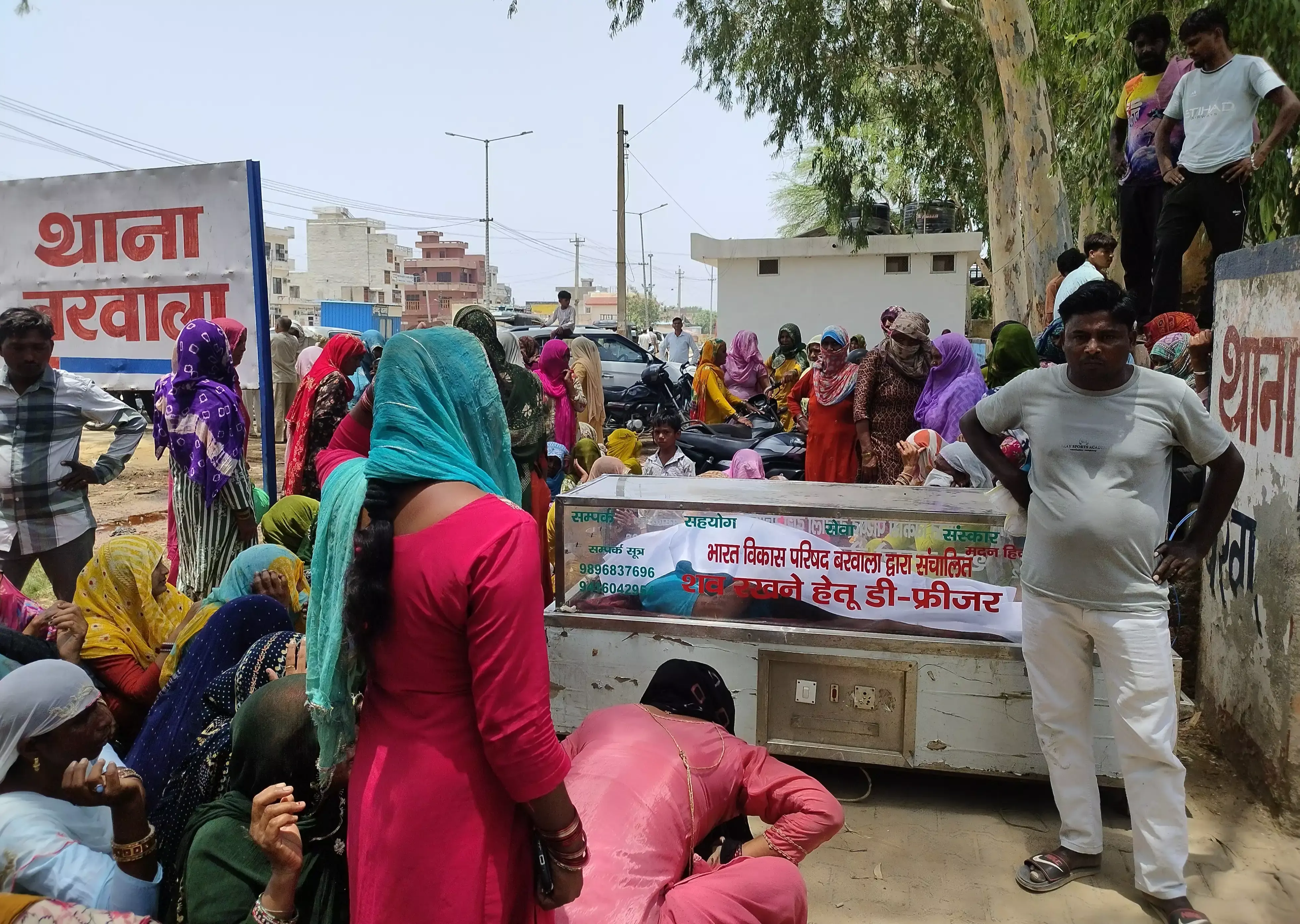Hisar: शव रखकर सड़क जाम, ग्रामीणों ने की कार्रवाई की मांग Hisar: शव रखकर सड़क जाम, ग्रामीणों ने की कार्रवाई की मांग