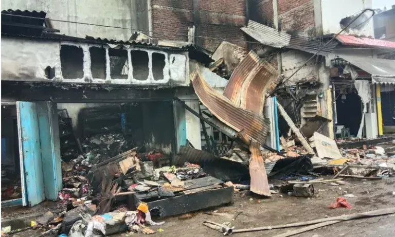 Assam: डूमडूमा बाजार में भीषण आग से सात दुकानें जलकर खाक, सुरक्षा को लेकर चिंताएं बढ़ीं Assam: डूमडूमा बाजार में भीषण आग से सात दुकानें जलकर खाक, सुरक्षा को लेकर चिंताएं बढ़ीं