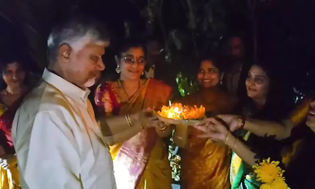 Andhra: सिंगापुर में तेलुगु समुदाय ने CM नायडू का गर्मजोशी से स्वागत किया Andhra: सिंगापुर में तेलुगु समुदाय ने CM नायडू का गर्मजोशी से स्वागत किया
