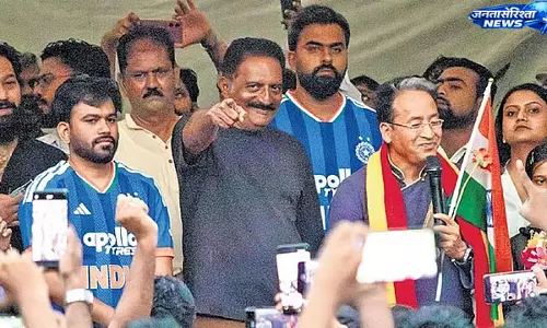 बेंगलुरु में ‘कॉकरोच जनता पार्टी’ का पहला प्रदर्शन, NEET पेपर लीक और शिक्षा व्यवस्था पर उठे सवाल बेंगलुरु में ‘कॉकरोच जनता पार्टी’ का पहला प्रदर्शन, NEET पेपर लीक और शिक्षा व्यवस्था पर उठे सवाल